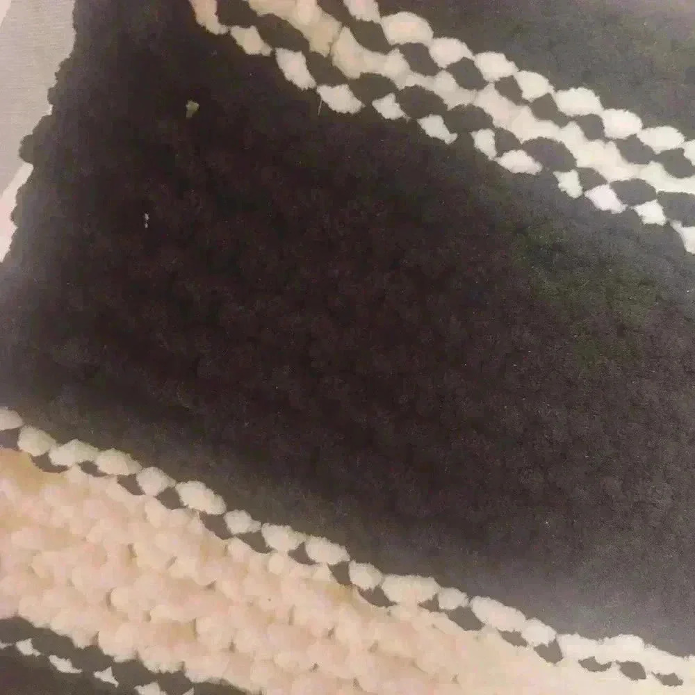 Handmade Chunky Yarn Knit Scarf Oversize Womens BLK/WHT Warm Cozy Fall Winter. - Picture 4 of 6
